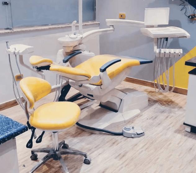 ¿Cuál es la importancia del control del pie en el sillón dental?